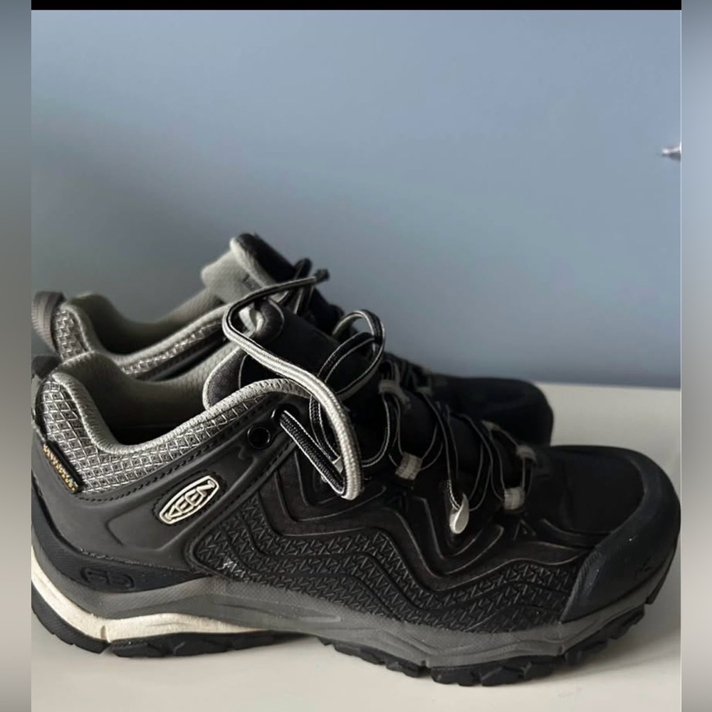 Keen women’s shoes size 7